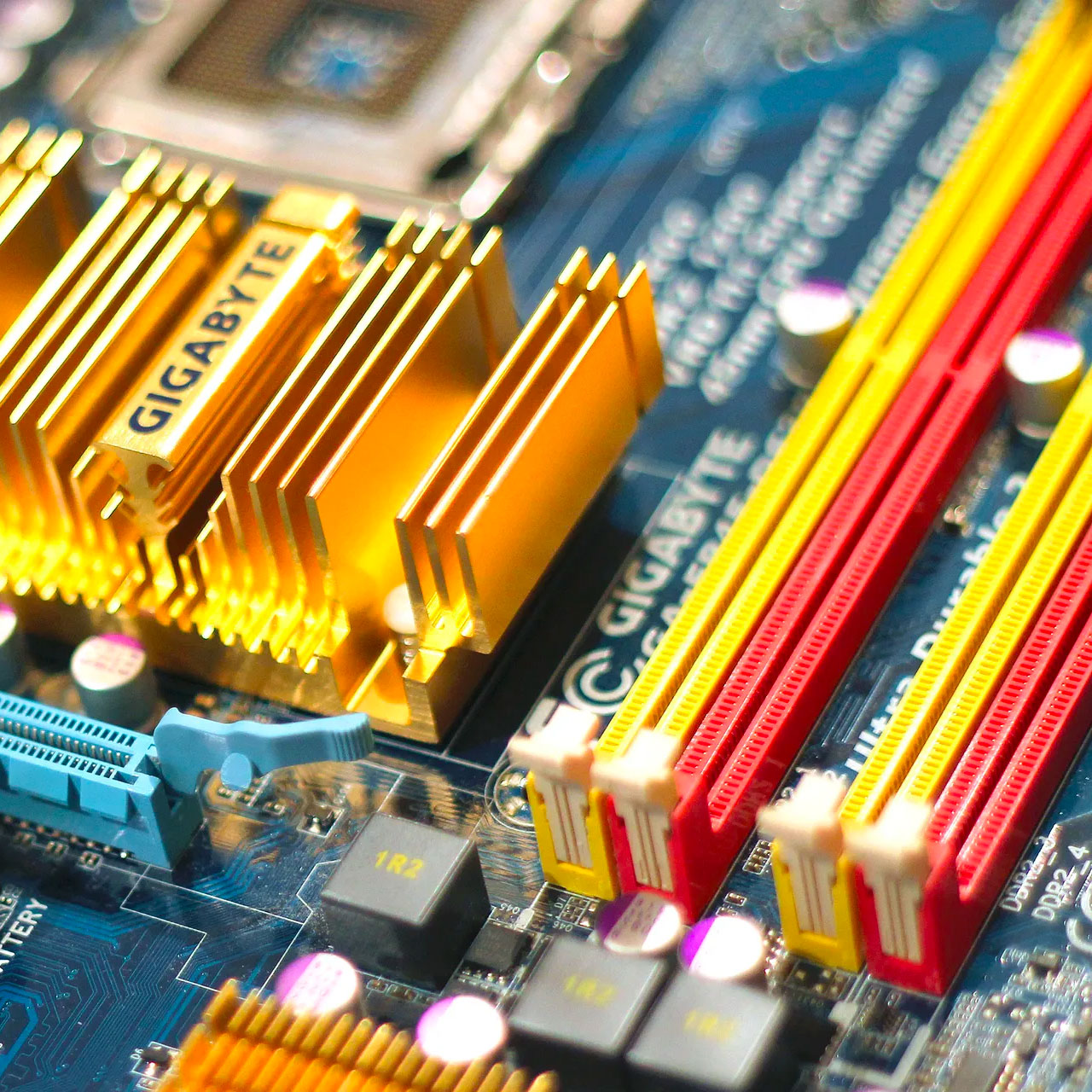 Colour Coded Memory Slots next to Chipset and CPU Colour Coded Memory Slots next to Chipset and CPU