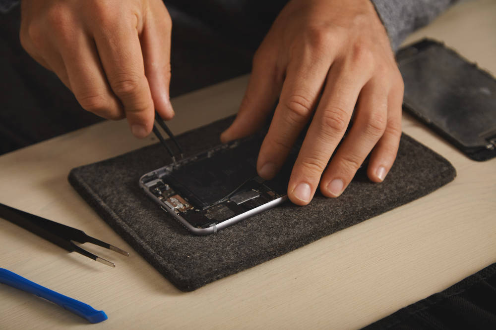 Removing old iphone battery