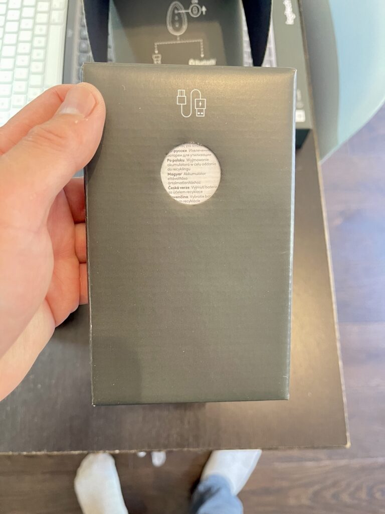 Logitech MX Vertical UNBOX 3 cable and literature
